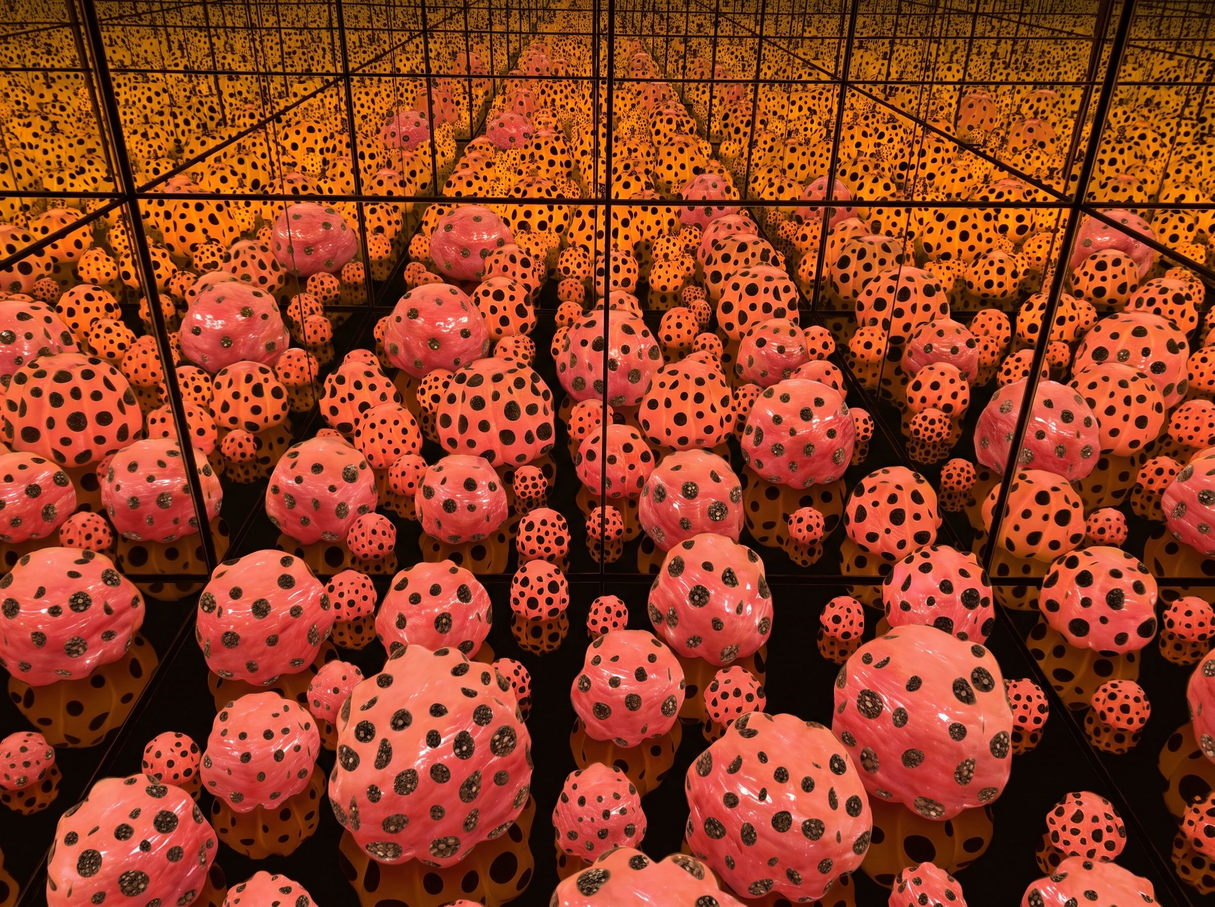 De geesten van de filet daalden neer, naar Yayoi Kusama, 2017